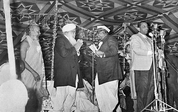 Sant Kirpal Singh greets the Defence Minister Sri Jagjivan Ram, 4 February, 1974